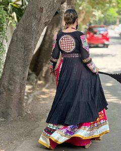 นักออกแบบอินเดียที่สวยงามสี lehenga โชลี่พร้อมงานปัก Dupatta และลําดับ Georgette ที่หนักแน่น lehenga สําหรับผู้หญิง - Product Image 4
