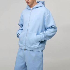 Ensemble de survêtement deux pièces pour homme, personnalisé, décontracté et confortable pour le quotidien, comprenant un sweat à capuche bleu ciel coupe carrée entièrement zippé et un pantalon de survêtement large long. - Product Image 3
