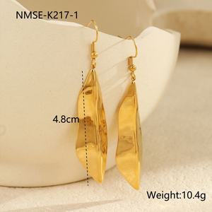 ต่างหูสแตนเลสสตีลหรูหราสไตล์ยุโรปอเมริกัน ดีไซน์ขนนกสุดอินเทรนด์ ไม่ซ้ำใคร ขายดี พร้อมตะขอเกี่ยวหูแบบเบา เหมาะสำหรับเป็นของขวัญ - Product Image 6