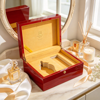 Boîte à parfum en bois haute brillance avec insert en mousse EVA pré-découpée, logo personnalisé, charnière et fermoir métalliques, coffret cadeau de luxe pour parfum, vente en gros pour marques