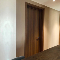 Vente en gros d'appartement Portes intérieures en bois Portes en MDF pour chambre à coucher Portes intérieures modernes en bois massif et placage de noyer