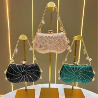 Sac de soirée trapèze en polyester brillant orné de strass pour femme, idéal pour les tenues de soirée, élégant et tendance