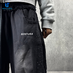 <span class=keywords><strong>Pantalon</strong></span> de Jogging Personnalisé 100% Coton Lourd Style Vintage Délavé à l'Acide, Effet Usé, Ourlet Brut, Coupe Oversize Empilée Ample avec <span class=keywords><strong>Strass</strong></span> - Product Image 4