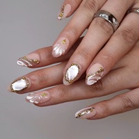 Faux Ongles de Luxe Rose Nude Effet Œil de Chat 3D Ondulé avec Cadre Doré, Forme Amande, Perles Dorées Irrégulières Effet Étoile Métallique, 10 Pièces pour Événements