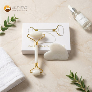 Set di Rullo di Giada e Gua Sha per Donne con Logo Personalizzato Jiwan Lejia, Rullo di Giada per <span class=keywords><strong>Massaggio</strong></span> <span class=keywords><strong>Viso</strong></span>, Snellimento e Lifting della Pelle - Product Image 1