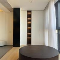 Meuble de rangement artisanal crème minimaliste pour balcon, unité sur mesure résistante aux intempéries pour espace extérieur d'appartement