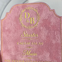 Carte de menu de mariage personnalisée en velours rose avec estampage à chaud doré, carte de table gaufrée pour réception et événement, avec pompon