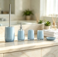 Ensemble d'accessoires de salle de bain 5 pièces en PS bleu clair imperméable, style européen, pour la décoration des hôtels et des salles d'eau des invités