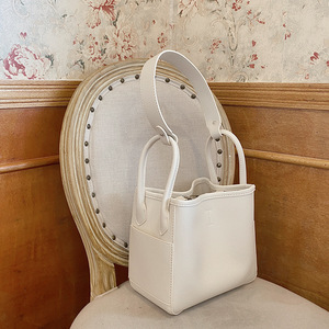 กระเป๋าสะพายไหล่สไตล์เกาหลีสีขาวนวล แต่งหมุด กระเป๋าสะพายไหล่ผู้หญิง สายสะพายขนาดกลางถึงแข็ง 45 55 ซม. - Product Image 1