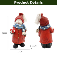 Figurine de bonhomme de neige en résine, tenant une boule à rayures rouges, debout avec un écharpe bleue, pour la décoration de fête d'hiver, mignonne