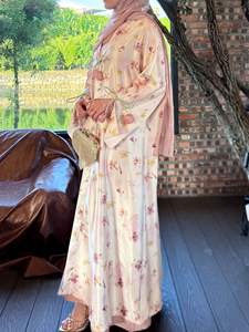 J-269 <span class=keywords><strong>Abaya</strong></span> musulmane en satin à imprimé floral tulipe, ensemble deux pièces, <span class=keywords><strong>grande</strong></span> <span class=keywords><strong>taille</strong></span>, élégante |   Robe modeste en satin de luxe, couleur pastel - Product Image 3
