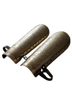 Protector de Codo de Armadura Romana de la Mejor Calidad, Diseño de Protección, en Acero Dulce de Calibre 18, Acabado Antiguo en Latón con Correa de Cuero - Product Image 1