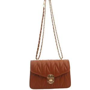 Mini sac froncé à la mode de forme carrée structurée avec poignée en chaîne et fermoir en métal - Product Image 3