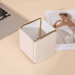 กล่องเก็บเครื่องสำอางสไตล์นอร์ดิกเรโทร ทำจากหนังและโลหะ สีขาว พร้อมที่เก็บของแบบสาน สำหรับโต๊ะเครื่องแป้ง สำนักงาน และห้องนั่งเล่น - Product Image 1