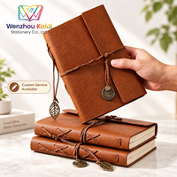 Carnet de notes promotionnel personnalisé en cuir PU marron vieilli avec fermeture à cordon tressé et breloque feuille d'horloge en bronze