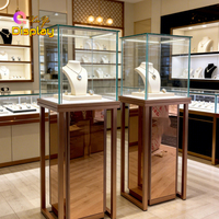 Présentoir à bijoux élégant sur pied avec éclairage LED et plateau en verre antivol pour la présentation de montres et de colliers de luxe