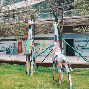 Escultura de Jirafa Pintada en Fibra de Vidrio Libite, Decoración Abstracta Geométrica para Jardín y Exteriores, Figura Animal Hecha a Mano y Personalizada - Product Image 4