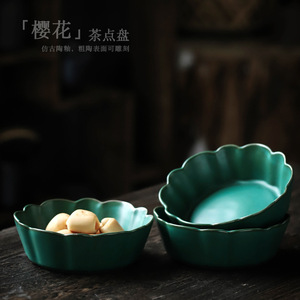 Plato de cerámica con forma de flor, color verde oscuro, para aperitivos y postres en fiestas. - Product Image 2