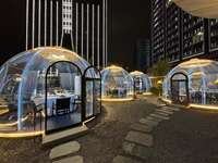 Restaurant en forme de bulle d'air en plein air - Dôme de restauration transparent de luxe, tente de glamping en forme de bulle pour restaurants