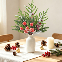 Decoración Navideña con Ramas de Pino Escarchadas, Bayas Rojas y Bolas de Navidad de 19.7 Pulgadas, Adorno Verde Navideño para Comercios