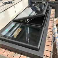 Fenêtres modernes motorisées et étanches en aluminium pour puits de lumière Conception simple pour l'extérieur du toit Ventilation améliorée Persienne automatique