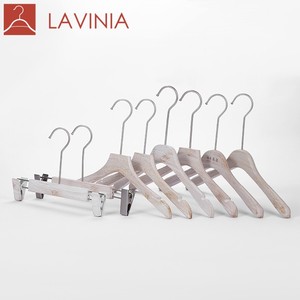 Percha de Madera Natural Lavinia con Logotipo Personalizado para Cocina, Armario, Baño - Percha Duradera y Ecológica para Ropa y Trajes de Madera de Alcanfor - Product Image 1