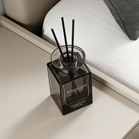 Diffuseur de parfum sans flamme en verre carré de 150 ml avec bâtonnets, personnalisable OEM/ODM, avec impression d'écran et bouchon pulvérisateur