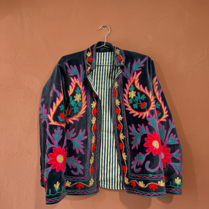 Blazer de terciopelo con cuello alto, bordado a mano con motivos florales, manga larga, chaqueta para mujer, ropa de otoño, proveedor B2B de chaquetas Suzani - Product Image 1