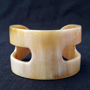 Brazalete de Moda Hecho a Mano para Mujer, Estilo Cristiano Moderno, con Patrón Animal de Cuerno de Vaca Genuino, Ligero - Product Image 1