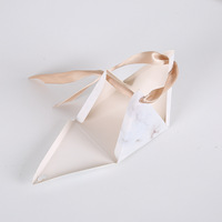 Marmor dreieckige Pyramide Form Geschenk Praline Candy Verpackungs box mit Band für Hochzeits bevorzugungen Baby Shower Party