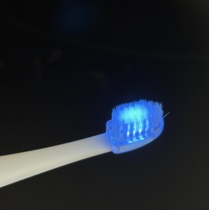 Brosse à <span class=keywords><strong>dents</strong></span> à lumière bleue activant efficacement le blanchiment des <span class=keywords><strong>dents</strong></span>, aidant à réduire <span class=keywords><strong>les</strong></span> <span class=keywords><strong>taches</strong></span> de surface du café et du thé, blanchiment dentaire - Product Image 2