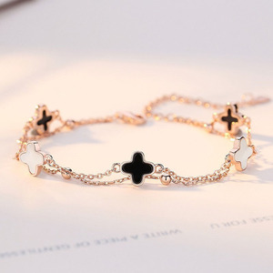 <span class=keywords><strong>Bracciale</strong></span> Trendy Placcato Oro Rosa in Ottone a Doppio Strato <span class=keywords><strong>con</strong></span> Ciondolo a Quadrifoglio e Intarsio in Conchiglia, Regalo Delicato per Donne - Product Image 2