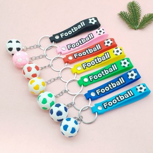 Porte-clés de football coloré avec breloque ballon de soccer, forme rectangulaire en plastique, style dessin animé, accessoire léger pour sac - Product Image 1