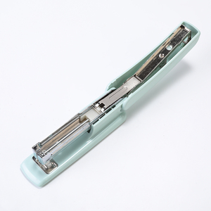 מהדק שולחני בצבע מקרון, תואם לסיכות 24/6, מהדק משרדי חמוד לכריכת מסמכים בבית ספר ובמשרד - Product Image 2