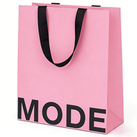 Sac cadeau en papier rose clair avec logo imprimé, poignée en ruban de satin noir, sac fourre-tout minimaliste personnalisé pour l'emballage de vente au détail