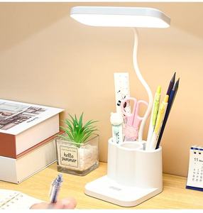<span class=keywords><strong>Lampe</strong></span> <span class=keywords><strong>de</strong></span> <span class=keywords><strong>bureau</strong></span> <span class=keywords><strong>à</strong></span> piles 800mah <span class=keywords><strong>Lampe</strong></span> <span class=keywords><strong>de</strong></span> table <span class=keywords><strong>à</strong></span> commande tactile rechargeable USB avec <span class=keywords><strong>lampe</strong></span> d'étude multifonctionnelle pour boîte <span class=keywords><strong>à</strong></span> stylos - Product Image 1