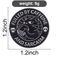 Broche en émail « Alimenté par la caféine et le sarcasme » Punk 0 Chat Noir Café Humour Sarcasme Bijou Cadeau pour Ami