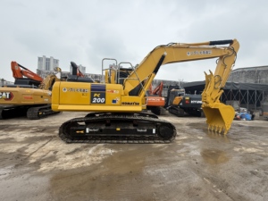 รถขุดไฮดรอลิกมือสอง Komatsu PC200 คุณภาพดี ทนทาน เหมาะสำหรับงานขุดดินและงานเหมืองหิน - Product Image 3