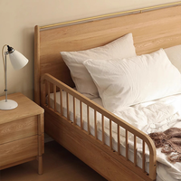Lit double moderne minimaliste en bois massif de chêne avec barrière de sécurité et accoudoirs, lit simple