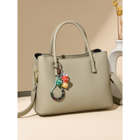 Sac à bandoulière carré structuré en cuir PU imperméable de couleur unie pour femme avec poignée supérieure et fermeture éclair, portable, avec breloque