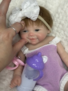 Bambole Reborn Realistiche in Silicone, Bambola Femminile a Corpo Intero con Occhi Aperti e Capelli Insegnalati a Mano, 13 Pollici, Neonato Lavabile, Giocattolo Morbido Educativo - Product Image 3