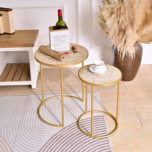 INNOVAHOME Table basse de salon extensible, design européen moderne, pieds en métal doré, plateau en bois sculpté de fleurs, ensemble de 2 - Product Image 1