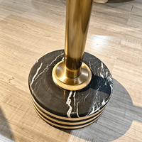 Table d'appoint carrée moderne en travertin beige avec base à piétement rayé et tige en laiton, table d'appoint de luxe pour salon et chambre à coucher