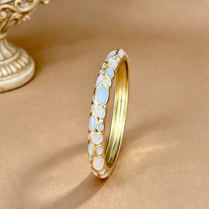 Al por mayor, Nuevas pulseras retro de aleación chapada en oro para mujer, con diseño floral de diamantes cloisonné, estilo vintage chino inspirado en esmalte abierto - Product Image 5
