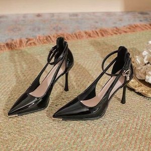 Scarpe con <span class=keywords><strong>Tacco</strong></span> a Spillo in Pelle Verniciata Nera, Cinturino alla Caviglia, Punta Affusolata, Dettaglio in Metallo Dorato, Charm in Cristallo, Eleganza Old Money, Collezione Autunno 2026, OEM - Product Image 5