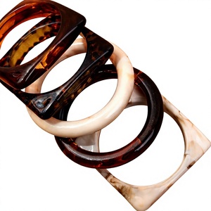 Ensemble de bracelets en résine pour femmes - Accessoires de mode élégants et traditionnels pour les fêtes, pour la Saint-Valentin et Noël - Product Image 6