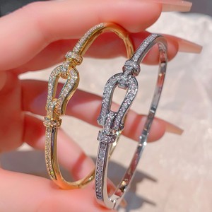 Pulsera con microincrustaciones de herradura, diseño de gancho en oro y blanco, joyería de moda para mujer, regalo para ocasiones, origen Yiwu - Product Image 3