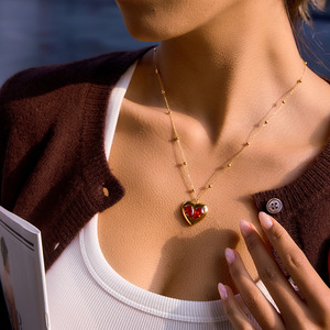Collar con colgante de circonita en forma de corazón, chapado en oro, con bisel de piedra roja, para mujer, regalo, joyería. - Product Image 2