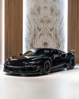 Pour la modification et l'amélioration de la Ferrari 296 : pare-chocs, jupes latérales et ailes en fibre de carbone sèche style M, et spoiler arrière.