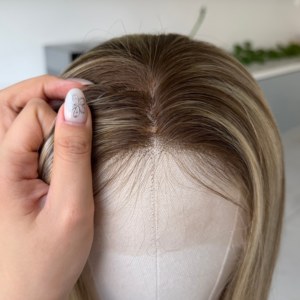 Peluca médica en stock con reflejos rubios, 100% cabello humano, encaje frontal, nudo único en la línea del cabello con silicona antideslizante - Product Image 2